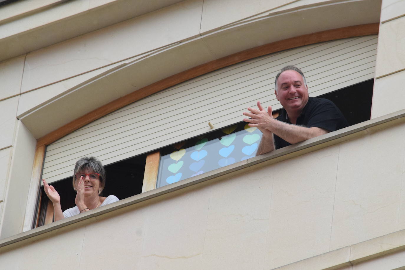 Vecinos de Logroño han vuelto a salir a sus ventanas y balcones a homenajear a los sanitarios