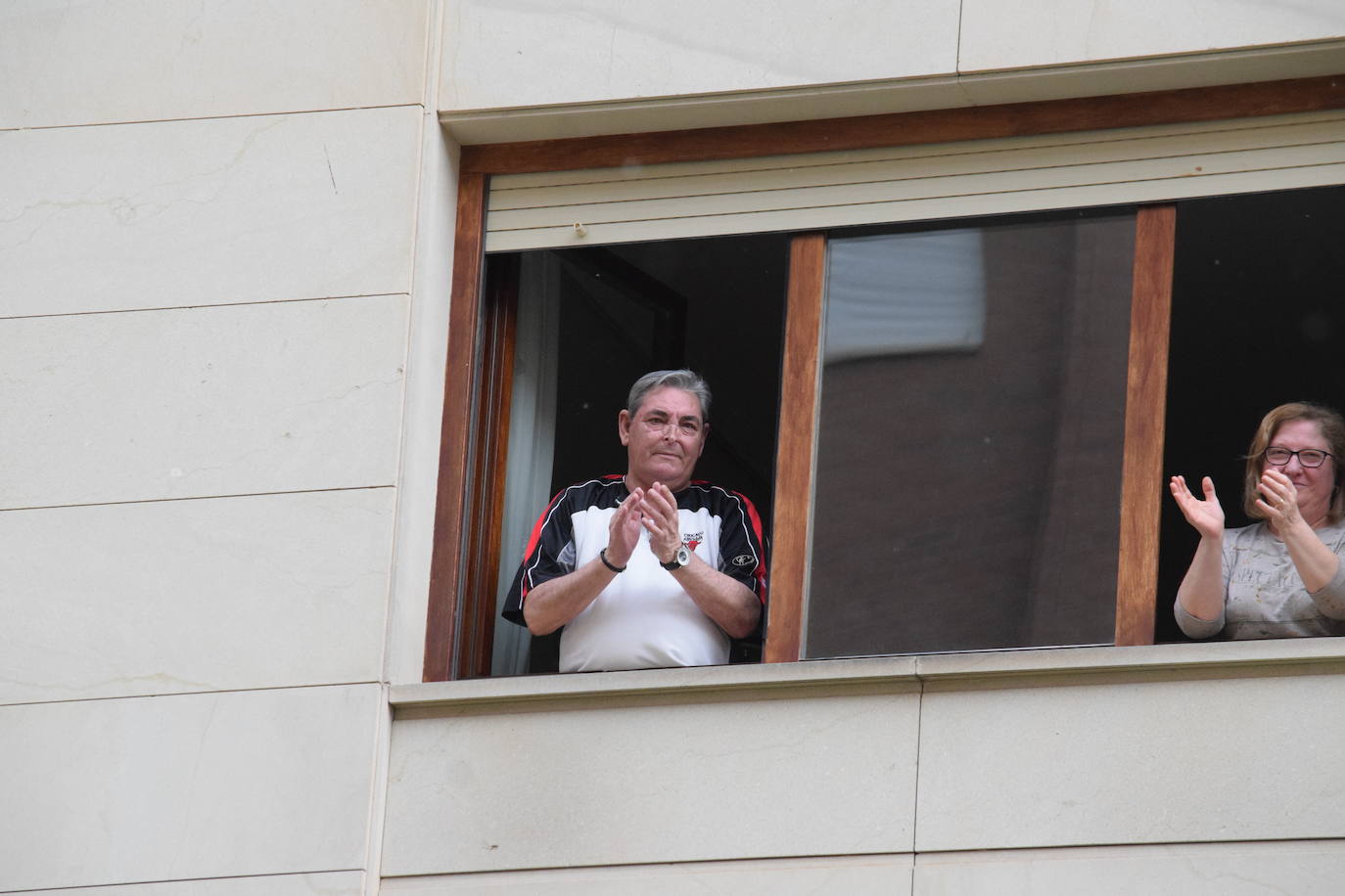 Vecinos de Logroño han vuelto a salir a sus ventanas y balcones a homenajear a los sanitarios