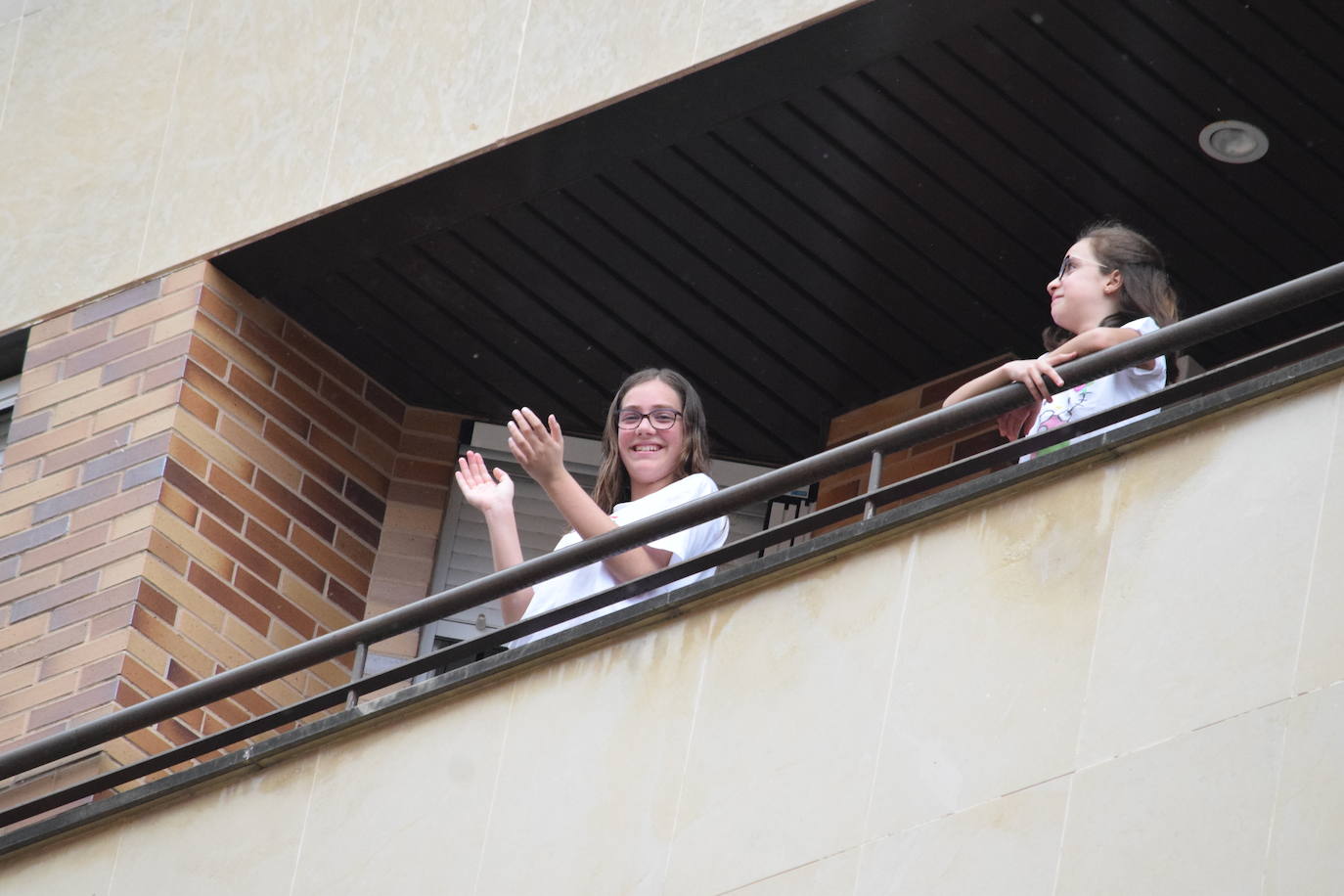 Vecinos de Logroño han vuelto a salir a sus ventanas y balcones a homenajear a los sanitarios