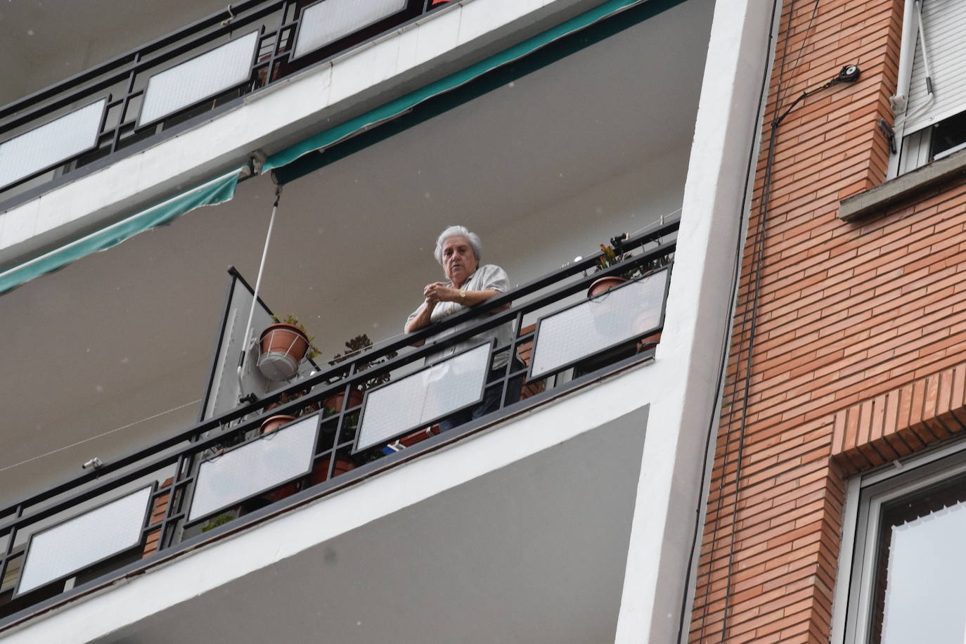 Vecinos de Logroño han vuelto a salir a sus ventanas y balcones a homenajear a los sanitarios