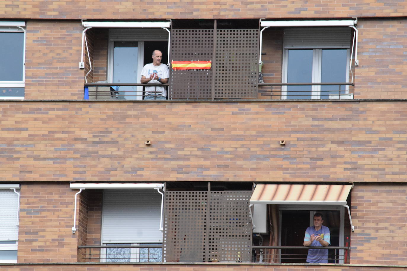 Vecinos de Logroño han vuelto a salir a sus ventanas y balcones a homenajear a los sanitarios