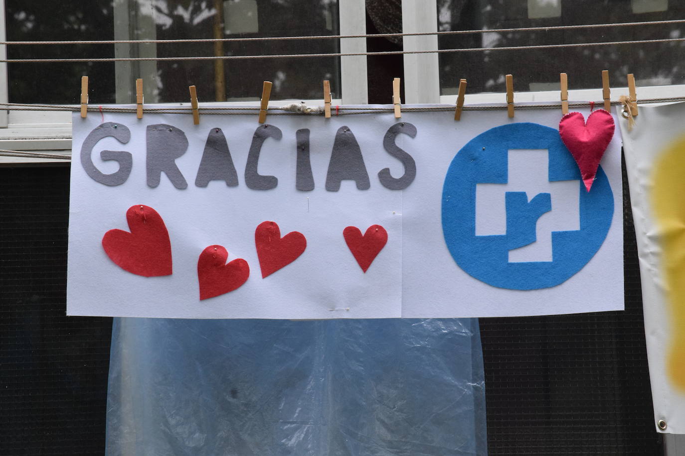 Vecinos de Logroño han vuelto a salir a sus ventanas y balcones a homenajear a los sanitarios