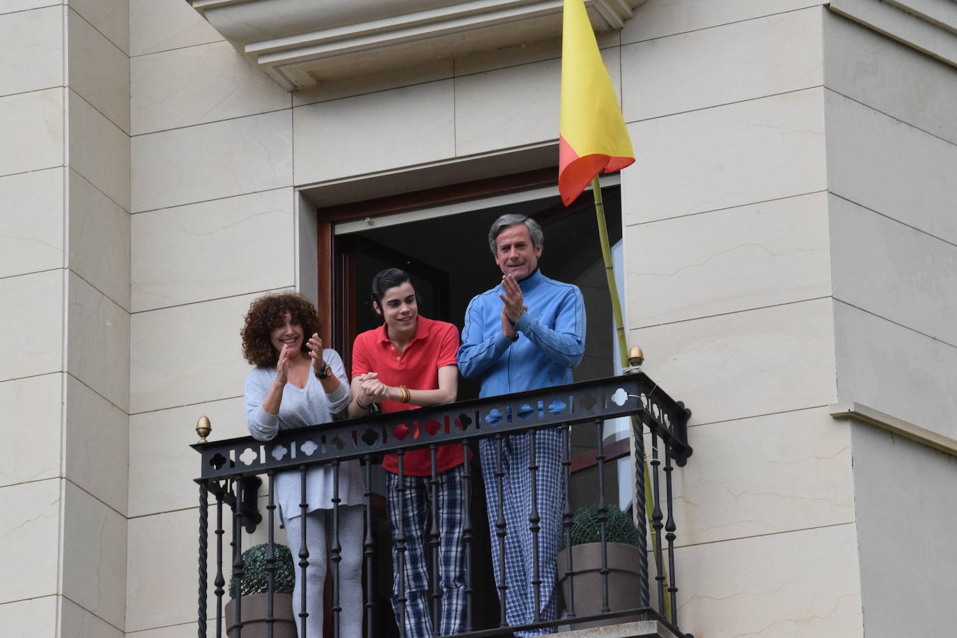 Vecinos de Logroño han vuelto a salir a sus ventanas y balcones a homenajear a los sanitarios