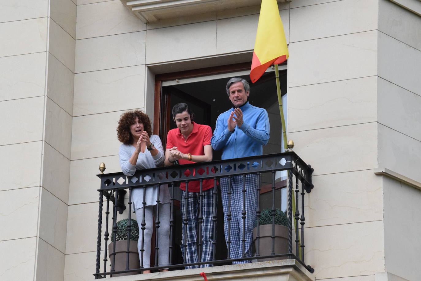 Vecinos de Logroño han vuelto a salir a sus ventanas y balcones a homenajear a los sanitarios