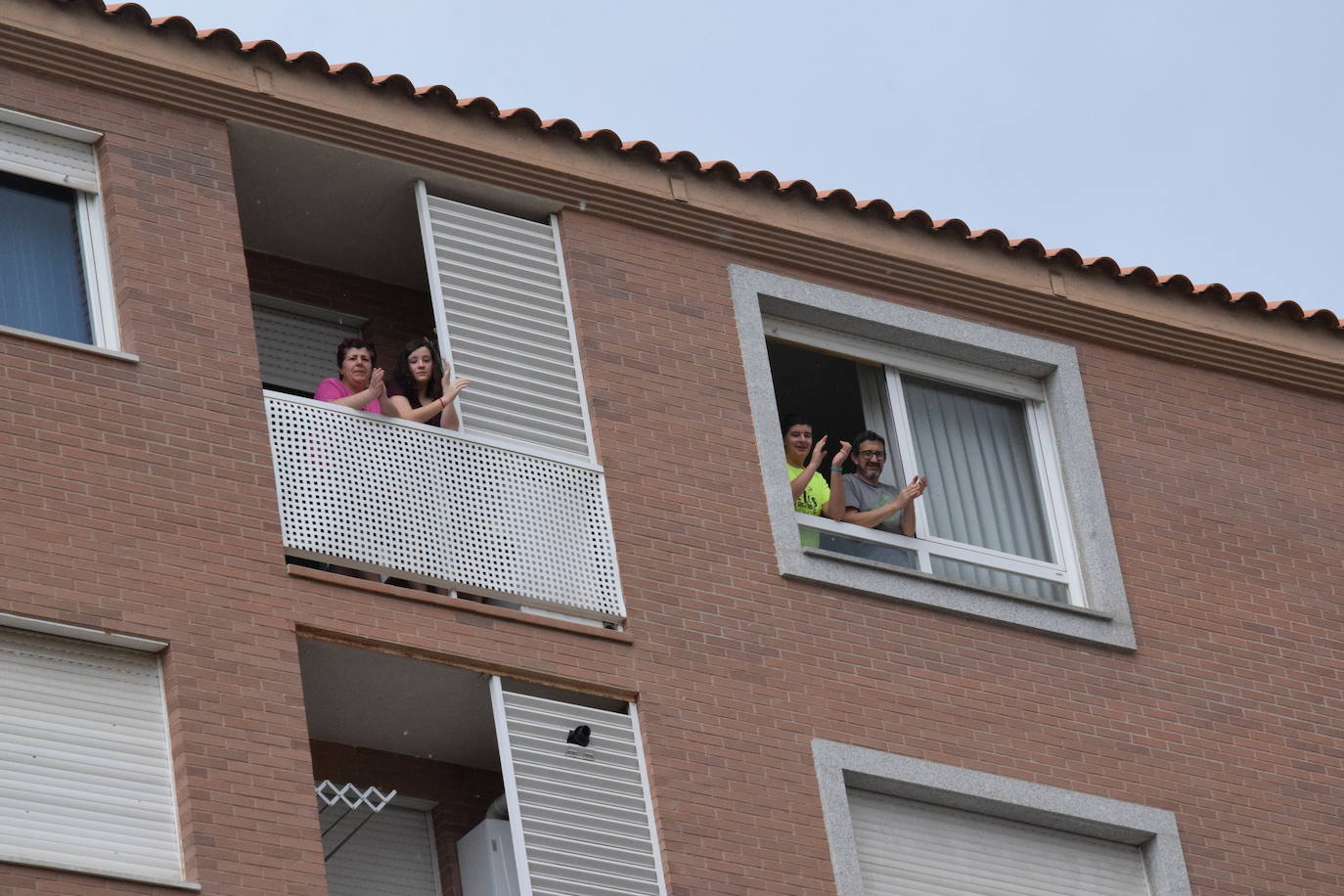 Vecinos de Logroño han vuelto a salir a sus ventanas y balcones a homenajear a los sanitarios