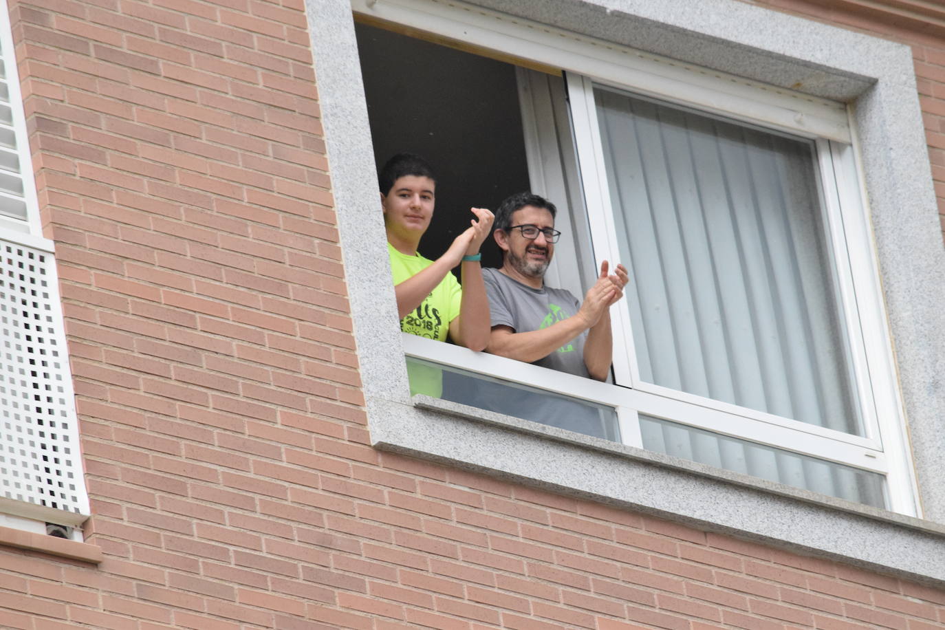 Vecinos de Logroño han vuelto a salir a sus ventanas y balcones a homenajear a los sanitarios