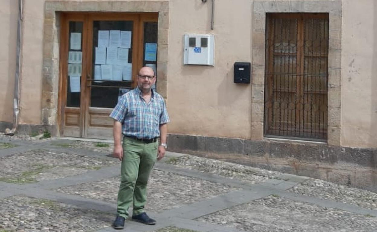 El alcalde de Villavelayo, Alfredo Herrero, en la plaza Mayor del pueblo. 