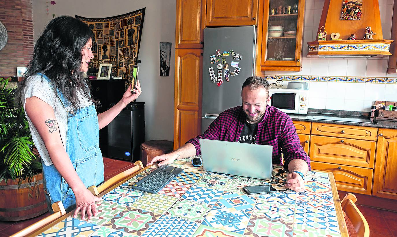 Valentina y Kevin, en su domicilio, conversando con algunos de los menores. 