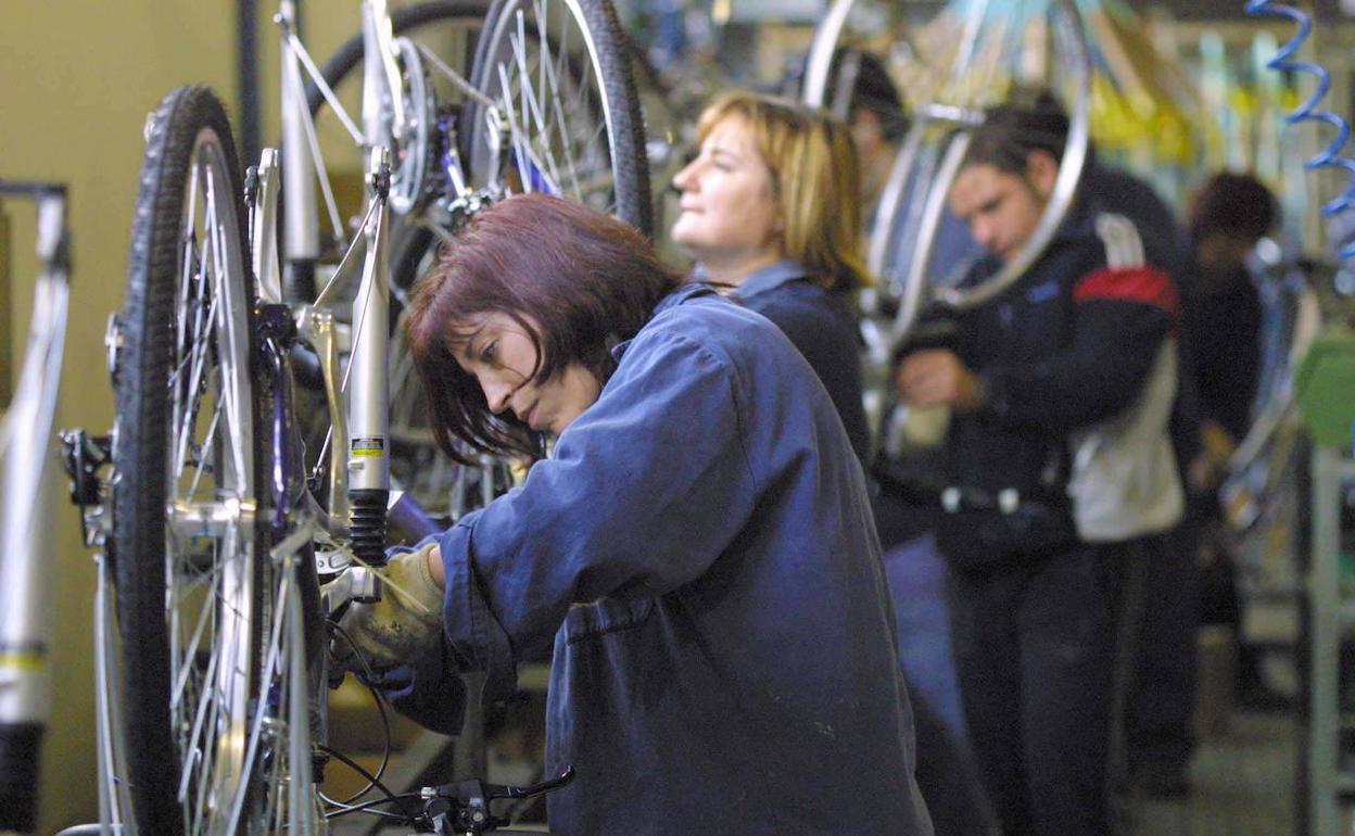 Mujeres trabajando en una fábrica de bicicletas 