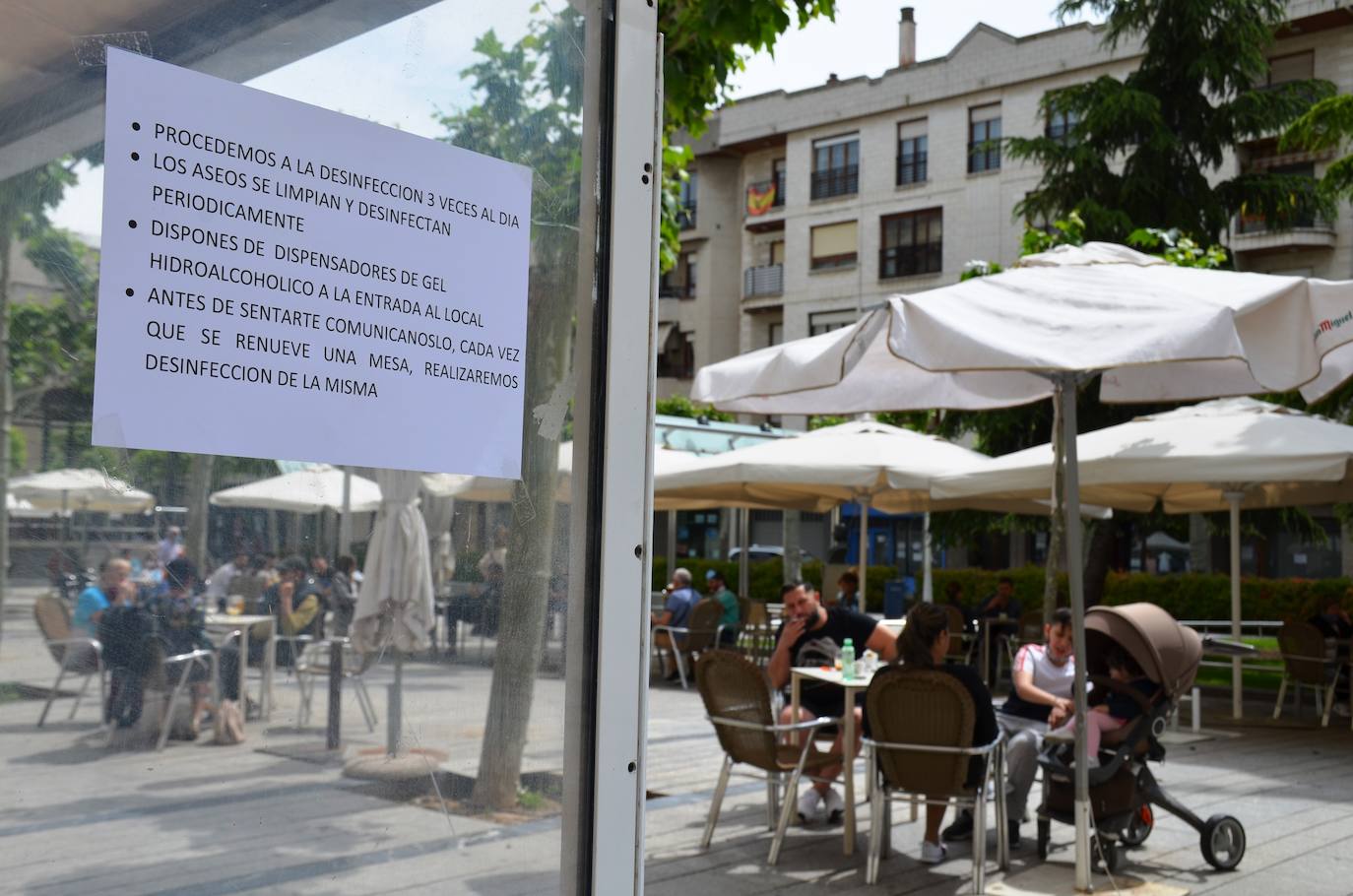 Apertura de terrazas y comercios de Calahorra. Las terrazas abiertas estaban todas ocupadas.