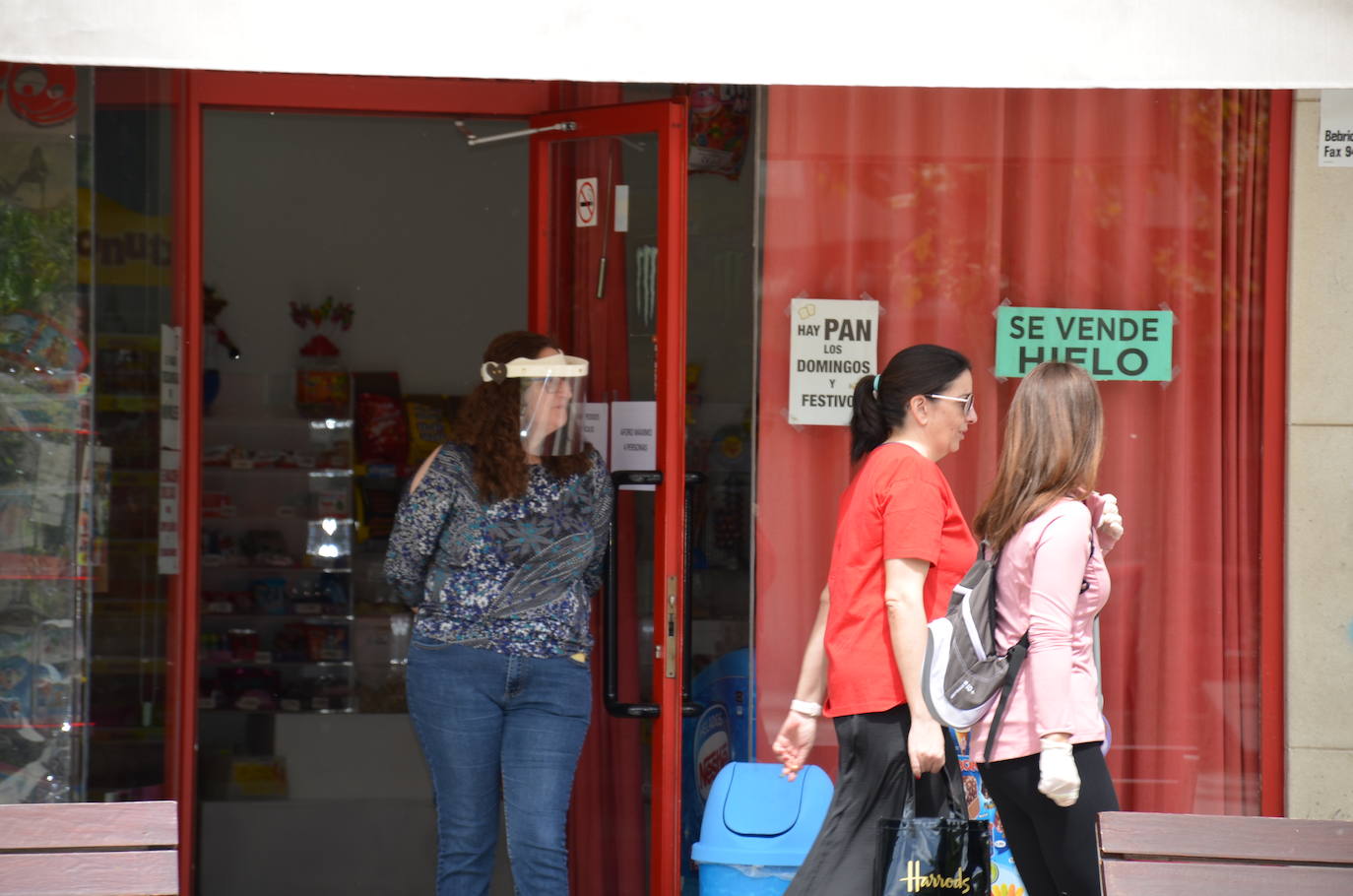 Apertura de terrazas y comercios de Calahorra. Las terrazas abiertas estaban todas ocupadas.