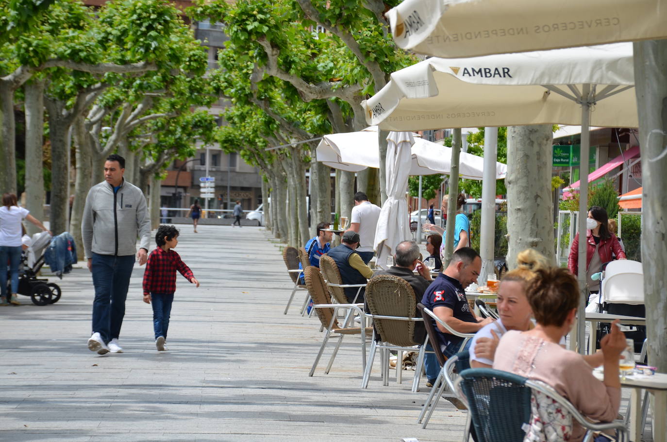 Apertura de terrazas y comercios de Calahorra. Las terrazas abiertas estaban todas ocupadas.