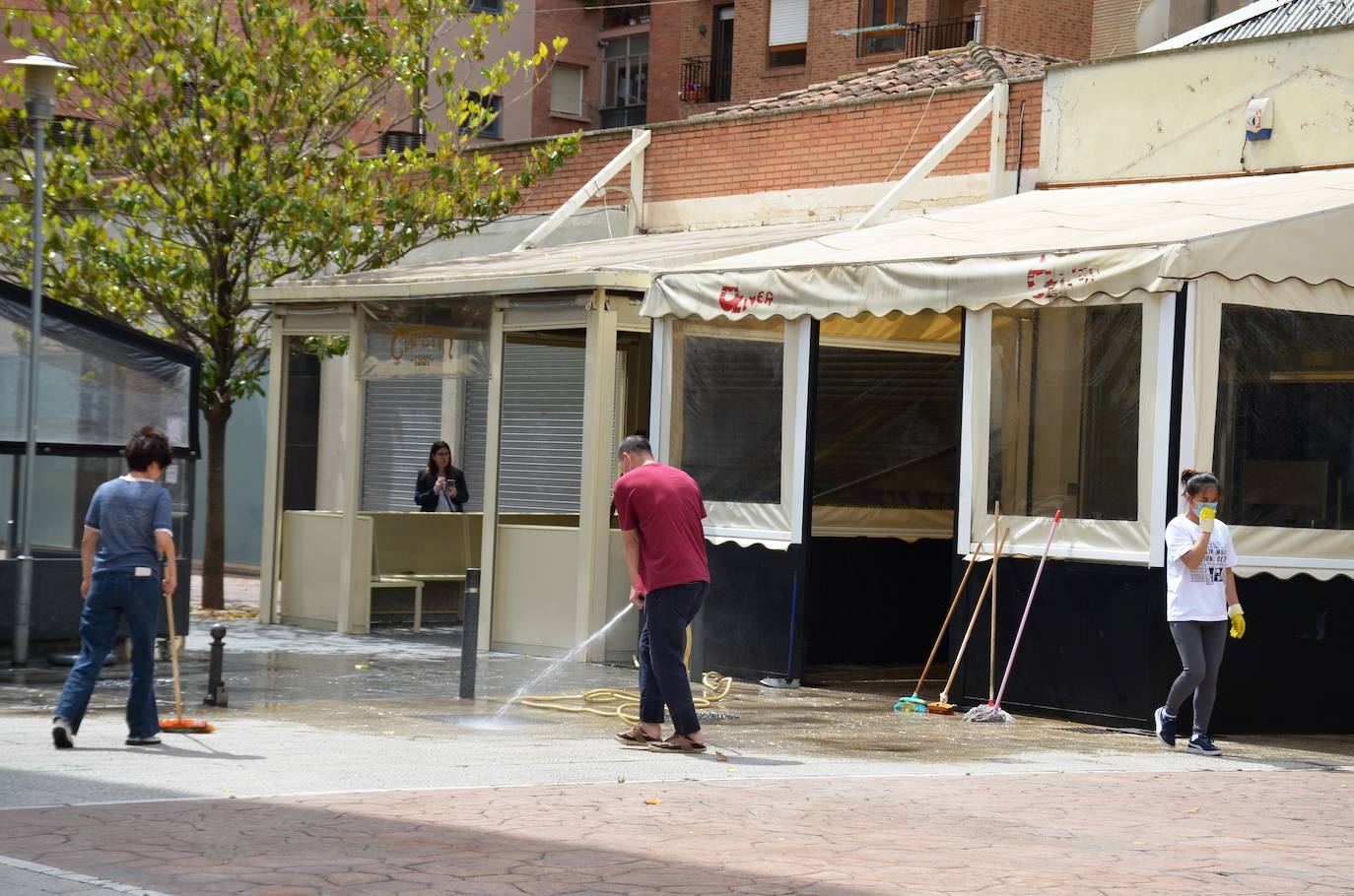 Apertura de terrazas y comercios de Calahorra. Las terrazas abiertas estaban todas ocupadas.