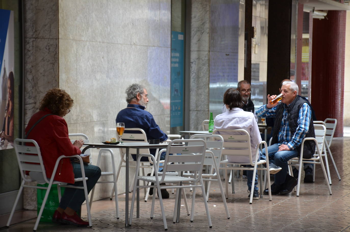 Apertura de terrazas y comercios de Calahorra. Las terrazas abiertas estaban todas ocupadas.