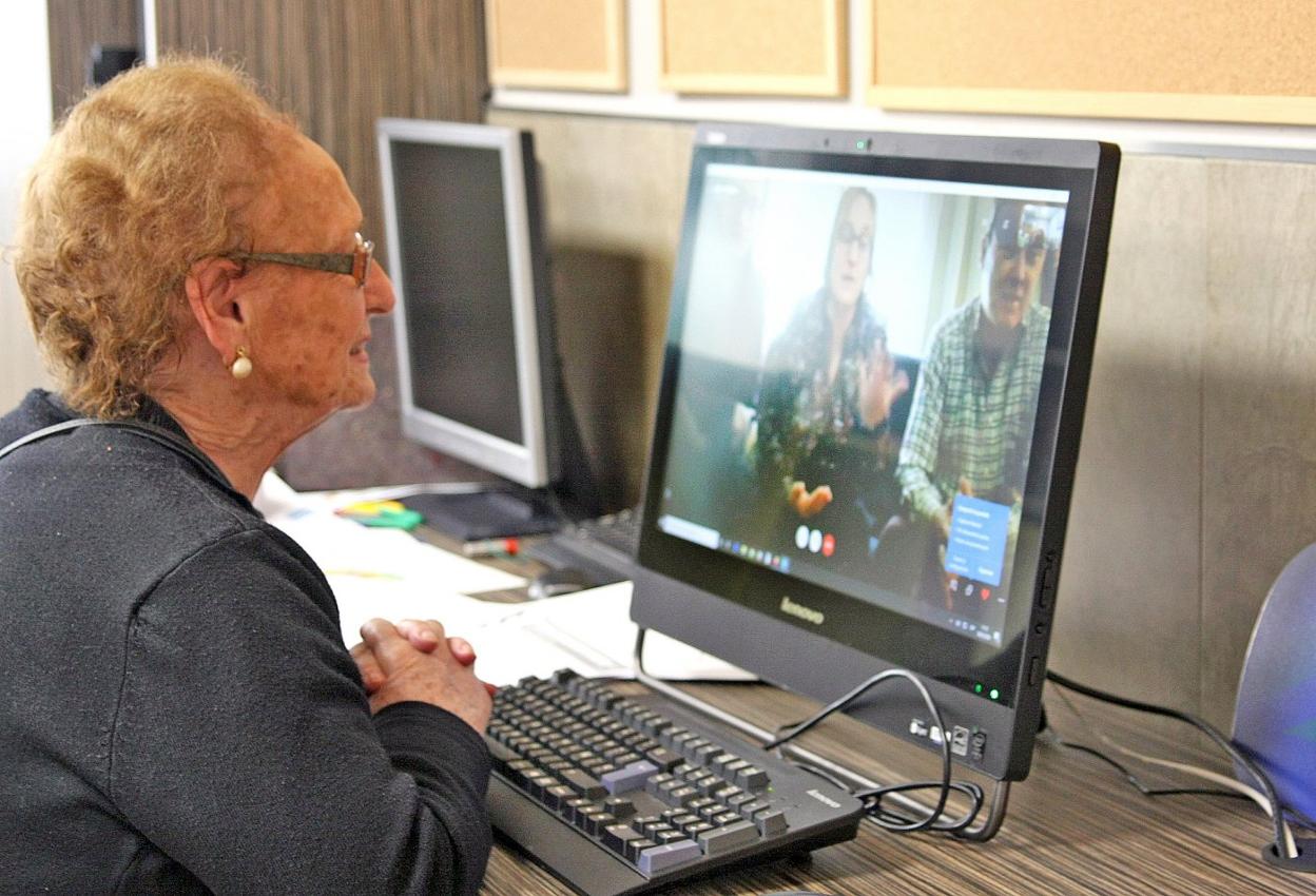 Una residente del centro Santa Justa de Logroño se comunica con sus familiares por videoconferencia. 