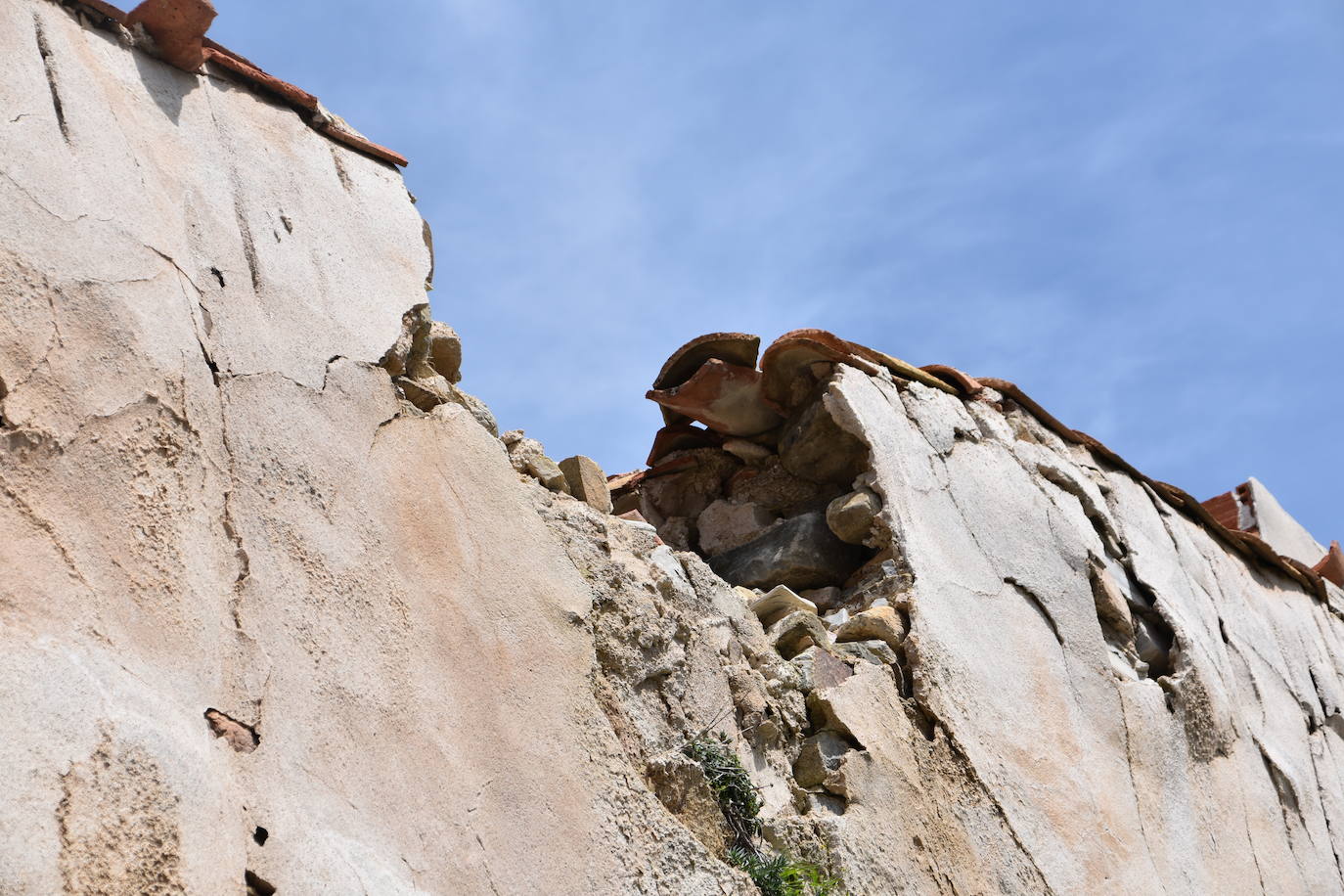 El estado de ruina de numerosos edificios en el casco urbano de Navajún es uno de los principales problemas del municipio. Las lluvias de esta primavera han empeorado la situación de varias viviendas y se han producido derrumbes en diversas calles del pueblo.