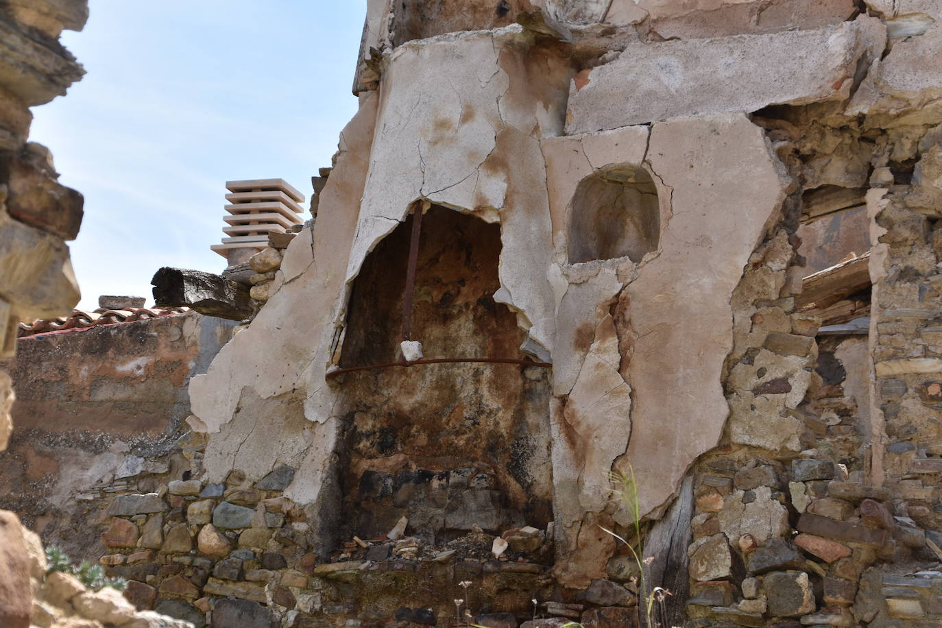 El estado de ruina de numerosos edificios en el casco urbano de Navajún es uno de los principales problemas del municipio. Las lluvias de esta primavera han empeorado la situación de varias viviendas y se han producido derrumbes en diversas calles del pueblo.