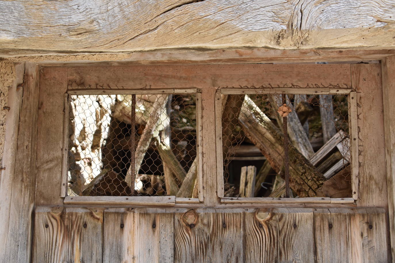 El estado de ruina de numerosos edificios en el casco urbano de Navajún es uno de los principales problemas del municipio. Las lluvias de esta primavera han empeorado la situación de varias viviendas y se han producido derrumbes en diversas calles del pueblo.