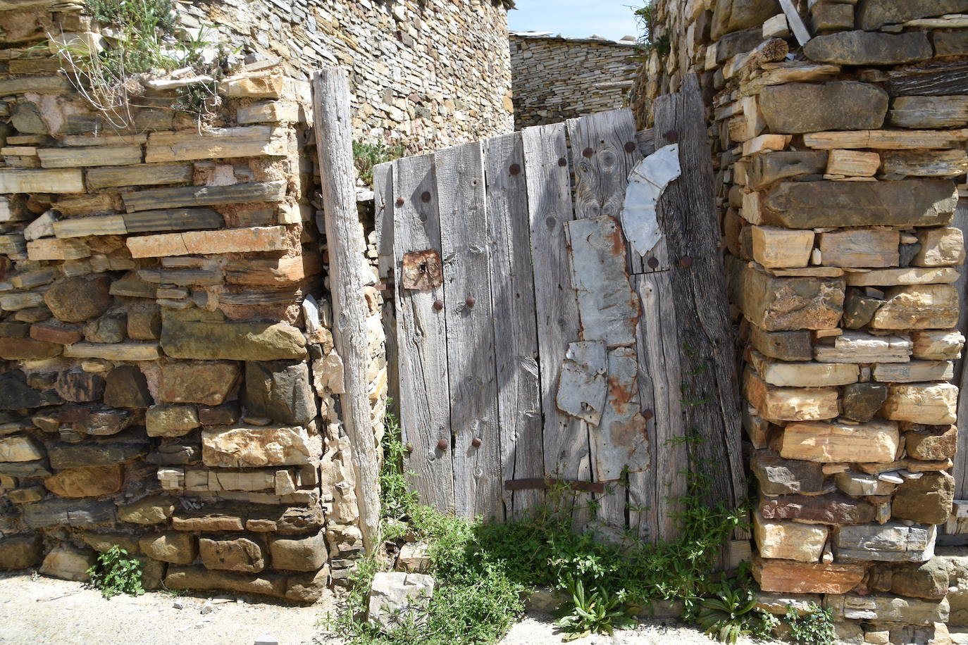 El estado de ruina de numerosos edificios en el casco urbano de Navajún es uno de los principales problemas del municipio. Las lluvias de esta primavera han empeorado la situación de varias viviendas y se han producido derrumbes en diversas calles del pueblo.