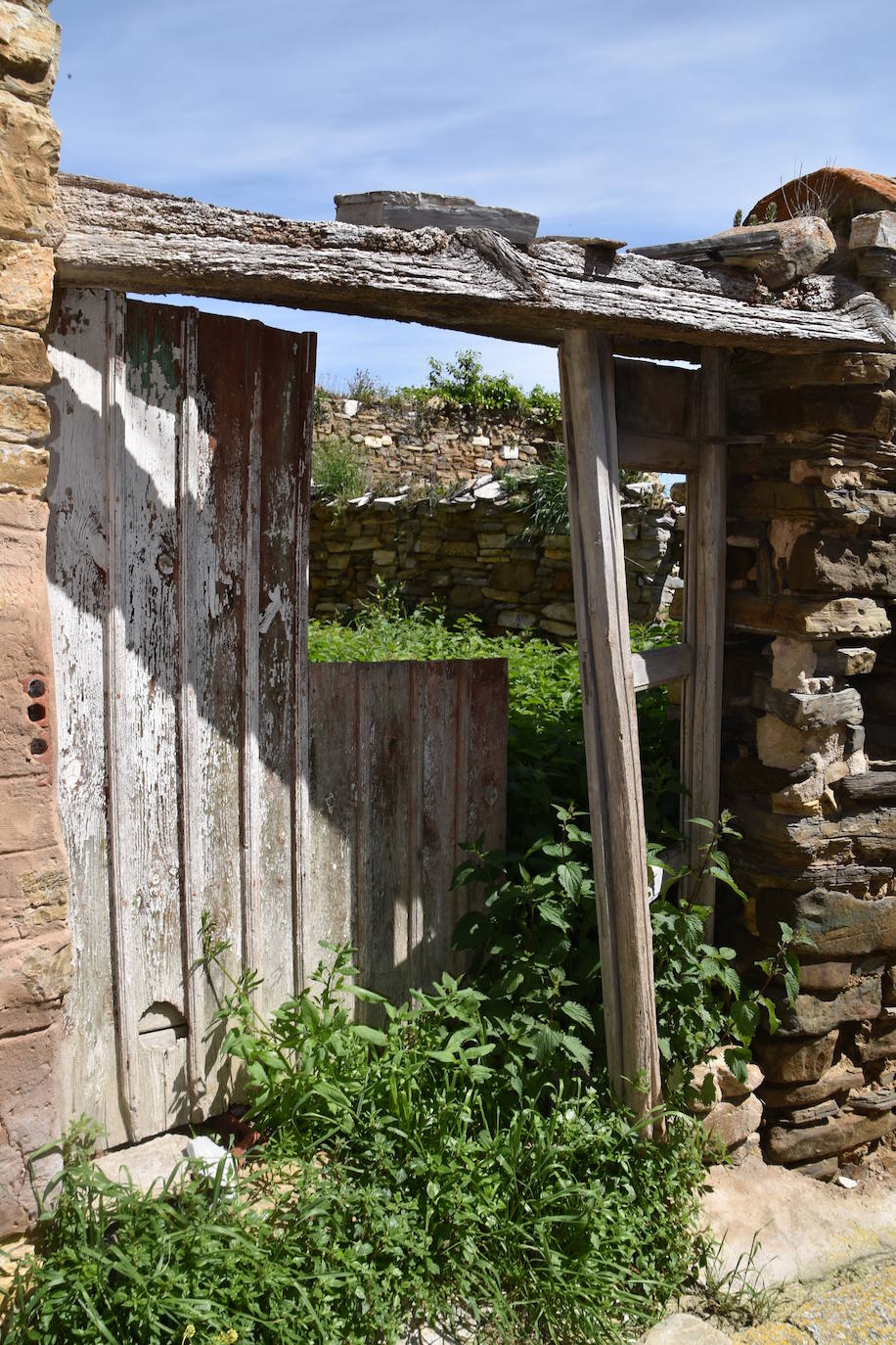 El estado de ruina de numerosos edificios en el casco urbano de Navajún es uno de los principales problemas del municipio. Las lluvias de esta primavera han empeorado la situación de varias viviendas y se han producido derrumbes en diversas calles del pueblo.