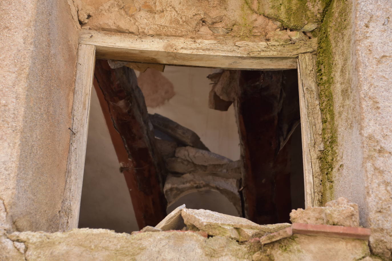 El estado de ruina de numerosos edificios en el casco urbano de Navajún es uno de los principales problemas del municipio. Las lluvias de esta primavera han empeorado la situación de varias viviendas y se han producido derrumbes en diversas calles del pueblo.