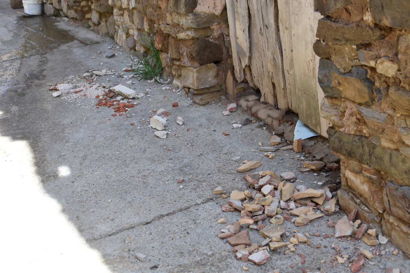 El estado de ruina de numerosos edificios en el casco urbano de Navajún es uno de los principales problemas del municipio. Las lluvias de esta primavera han empeorado la situación de varias viviendas y se han producido derrumbes en diversas calles del pueblo.