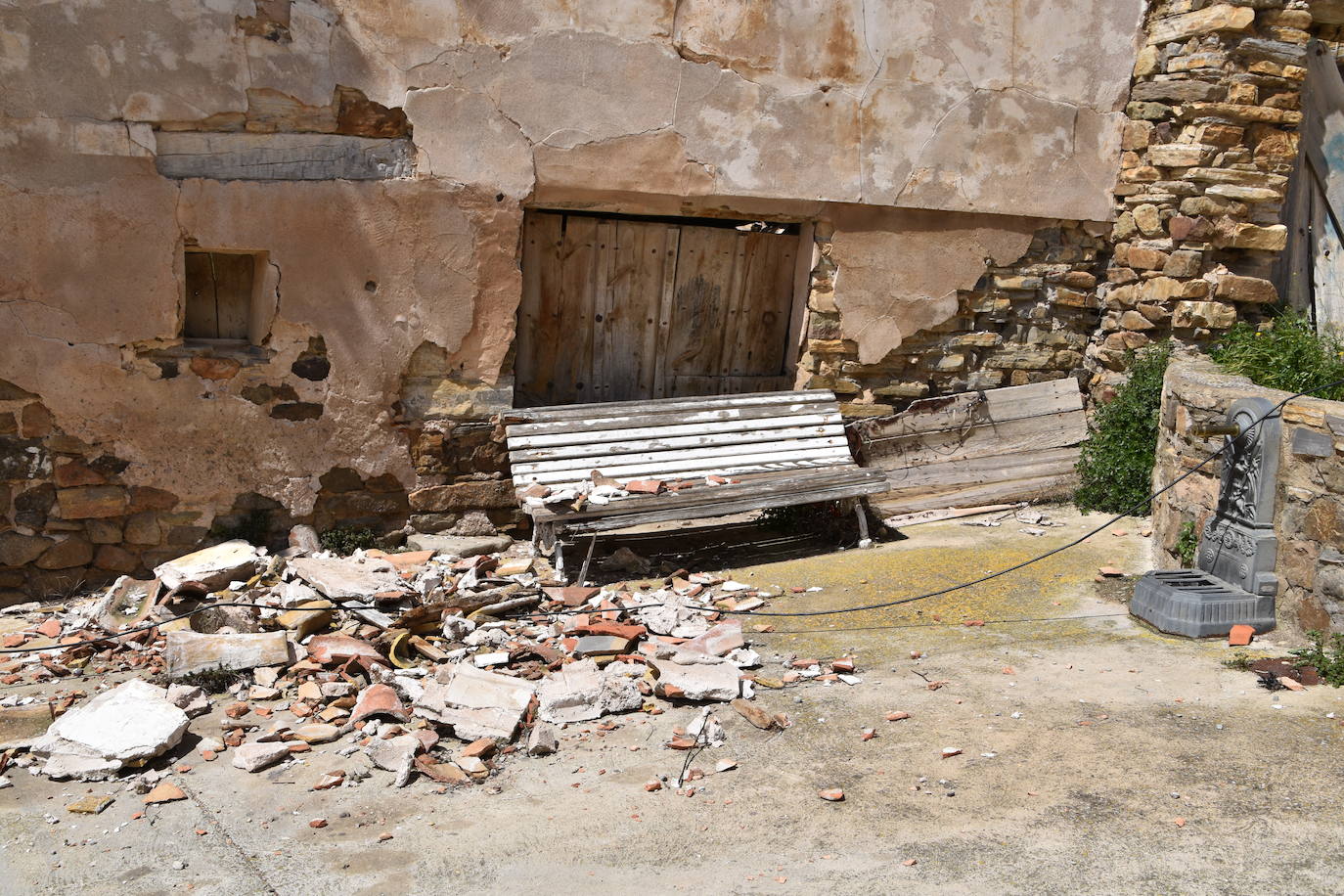 El estado de ruina de numerosos edificios en el casco urbano de Navajún es uno de los principales problemas del municipio. Las lluvias de esta primavera han empeorado la situación de varias viviendas y se han producido derrumbes en diversas calles del pueblo.