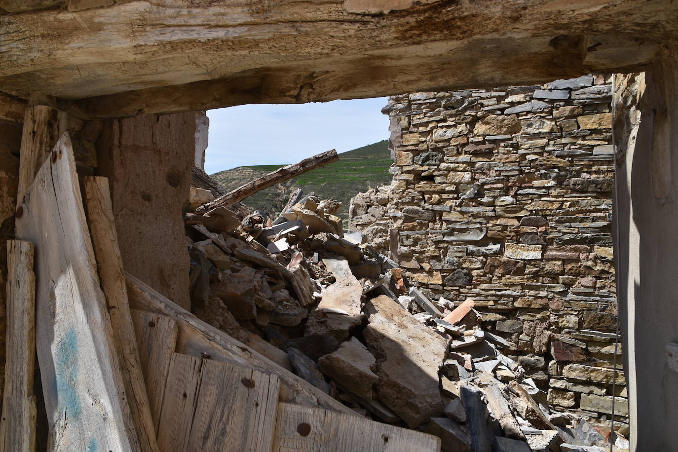 El estado de ruina de numerosos edificios en el casco urbano de Navajún es uno de los principales problemas del municipio. Las lluvias de esta primavera han empeorado la situación de varias viviendas y se han producido derrumbes en diversas calles del pueblo.