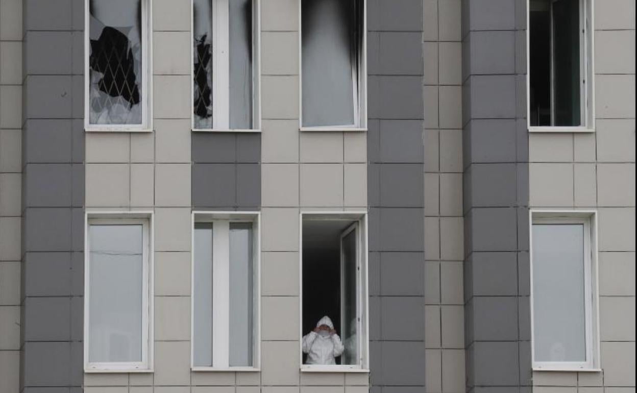 Fachada dañada del hospital de San Petersburgo donde se produjo el incendio.