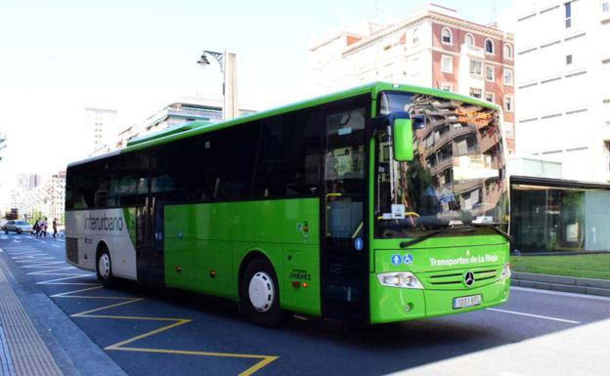 Autobús interurbano en el conector de la estatura del Labrador.