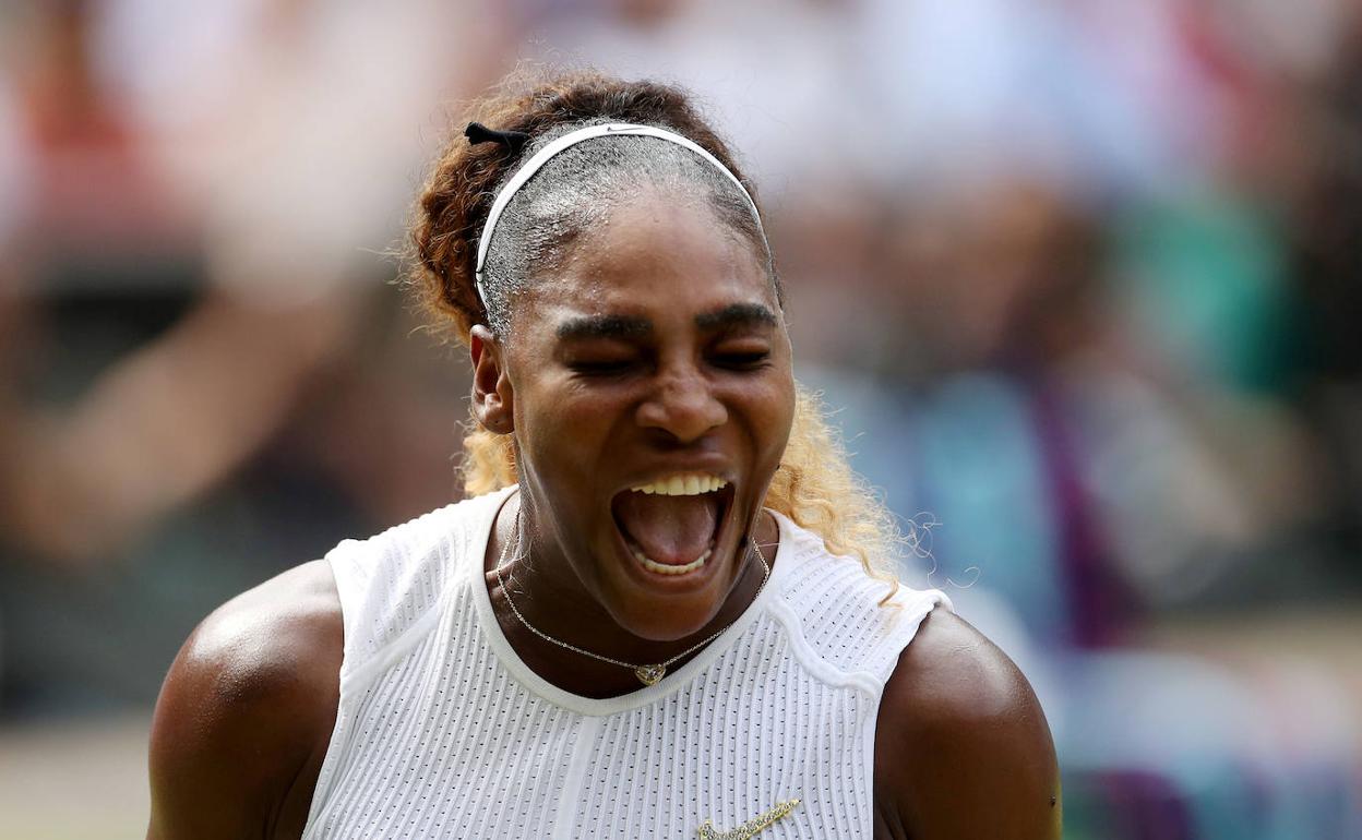 Serena Williams gesticula durante un torneo. 