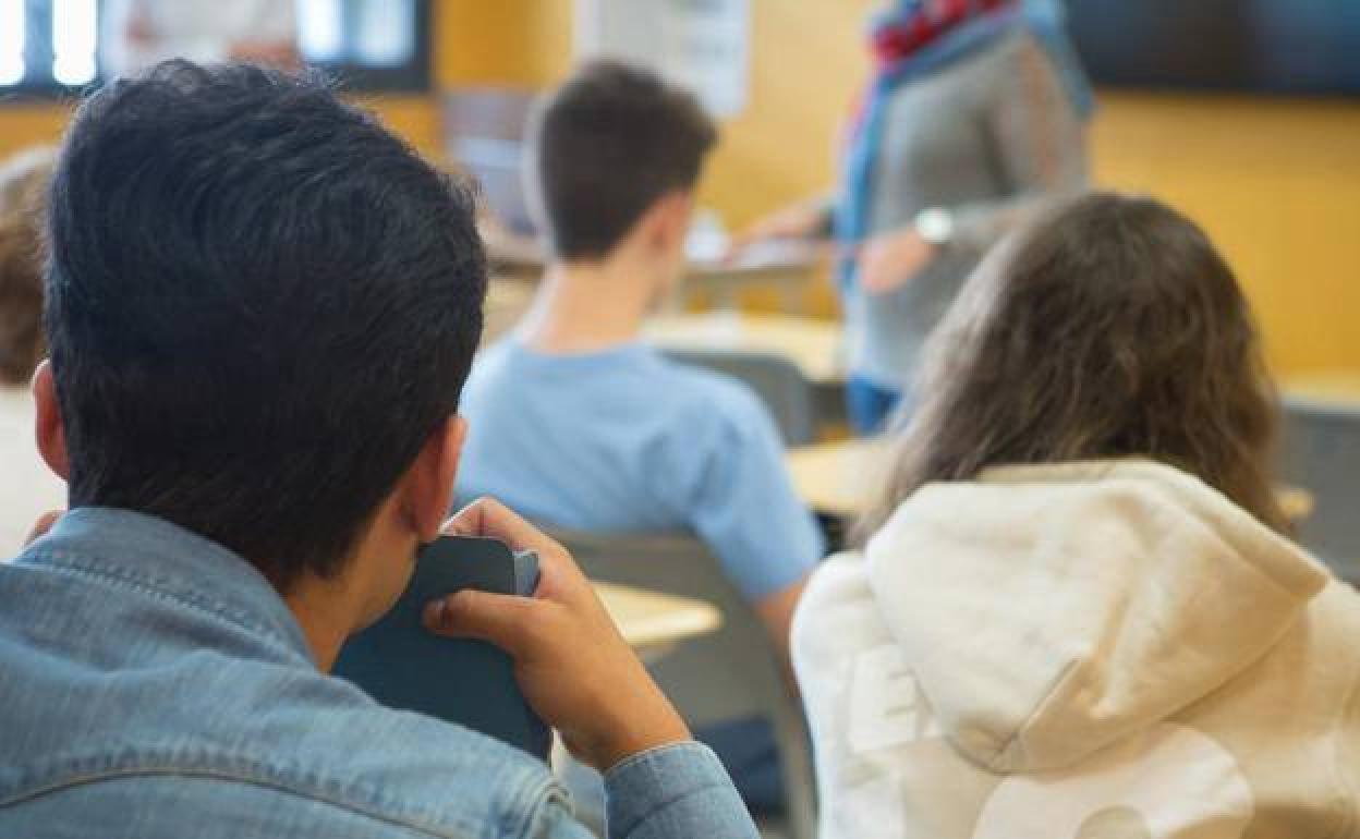 Varios alumnos en un aula riojana.