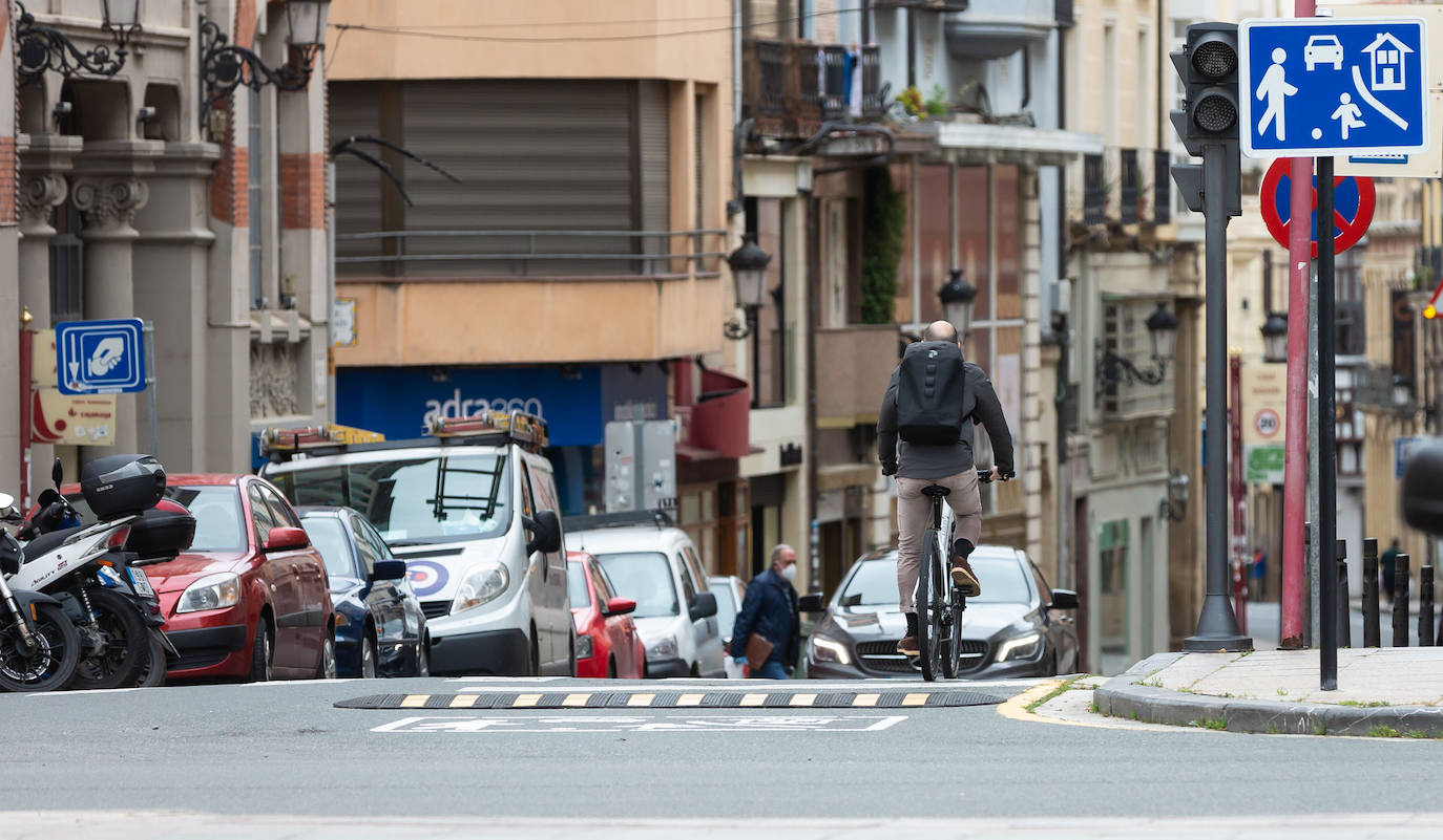 La ciudad de Logroño amplía sus aceras para desplazarse de forma segura durante la crisis pero con visos de permanencia