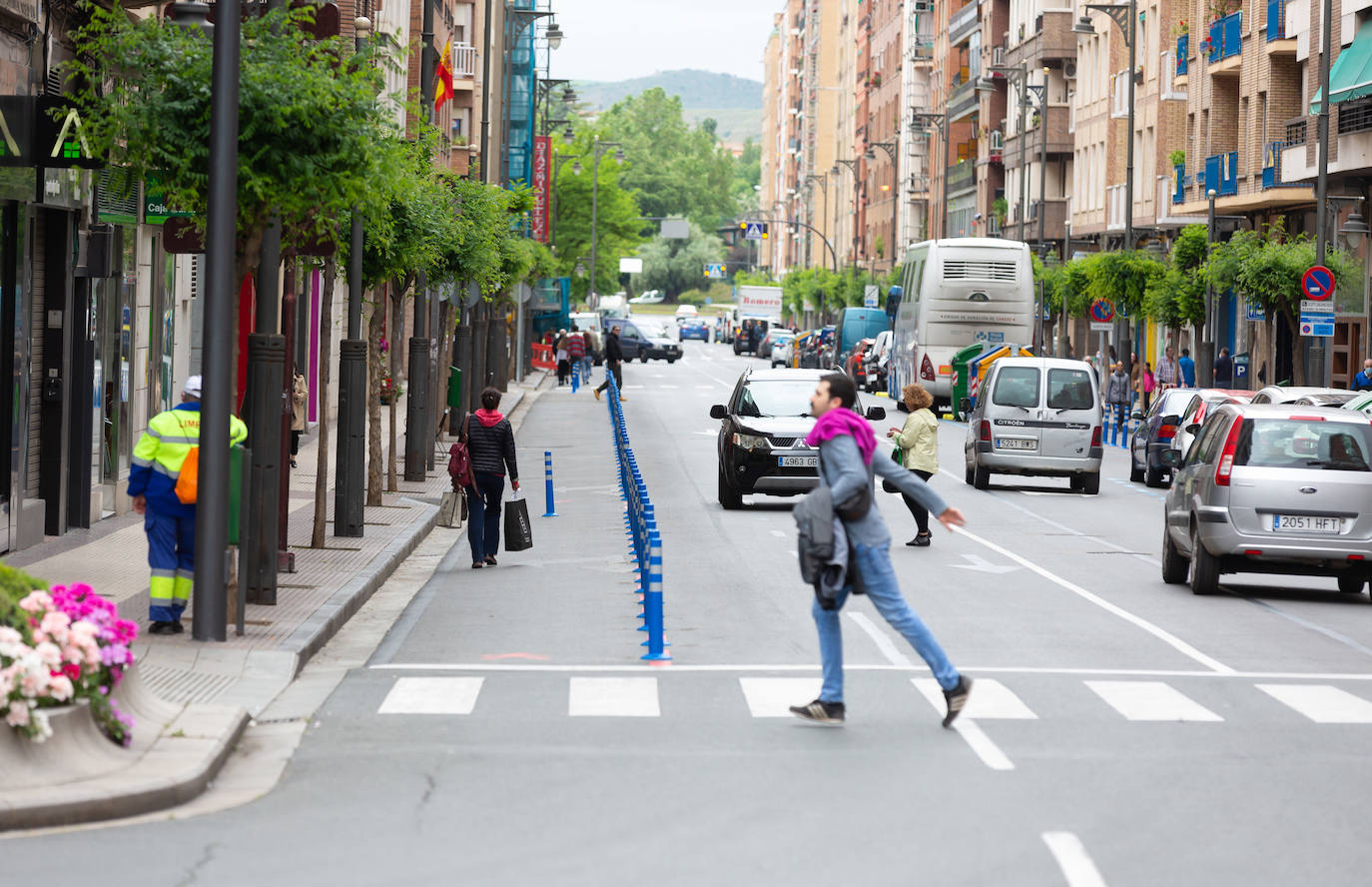 La ciudad de Logroño amplía sus aceras para desplazarse de forma segura durante la crisis pero con visos de permanencia