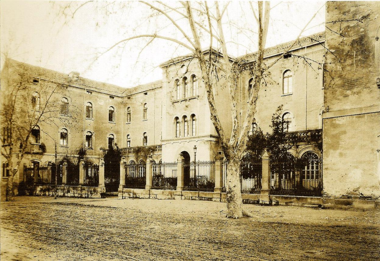 Fachada principal del Hospital Provincial de Logroño a finales de los 40. 