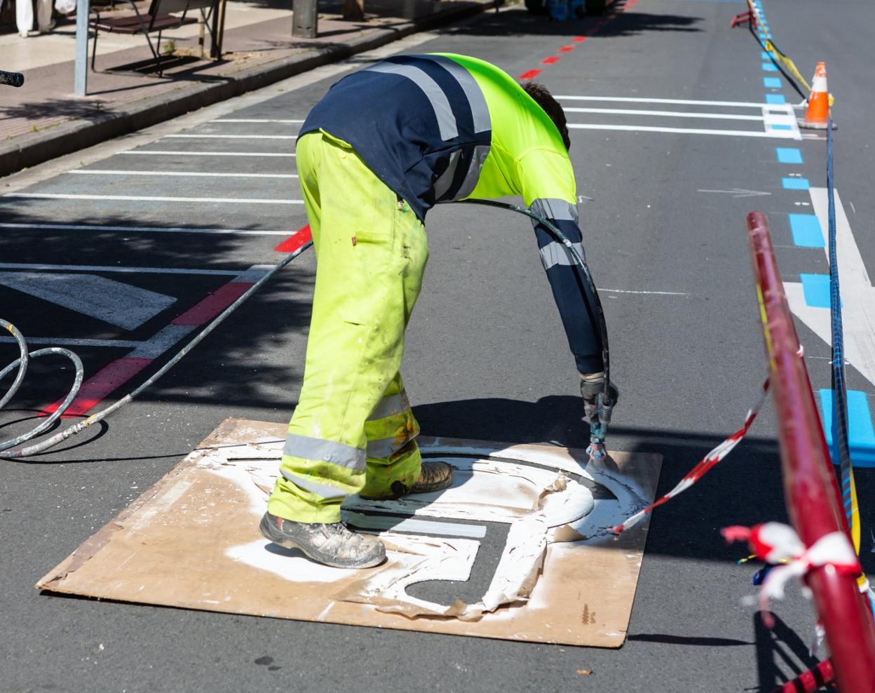 El carril derecho en vías de dos carriles por sentido, de «prioridad ciclista» como en Gran Vía