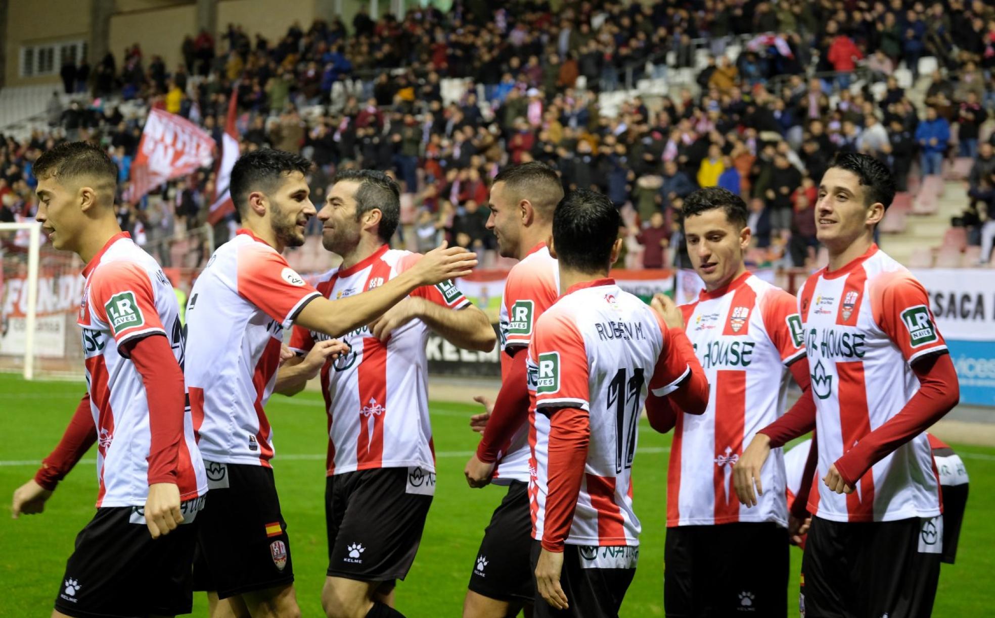 Los futbolistas de la UDL celebran un gol en Las Gaunas durante esta temporada. 