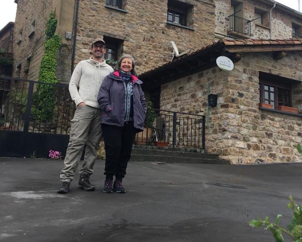 uLumbreras. Ana Fátima Angulo y su hijo, Juan Manuel, posan juntos frente a la casa rural donde se alojan este fin de semana, procedentes de Lardero.