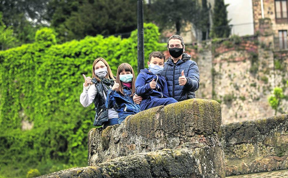 Torrecilla en Cameros. Fernando, Lucía y sus dos hijos han regresado a su segunda residencia de la sierra riojana, tras más de dos meses sin poder salir de Logroño.