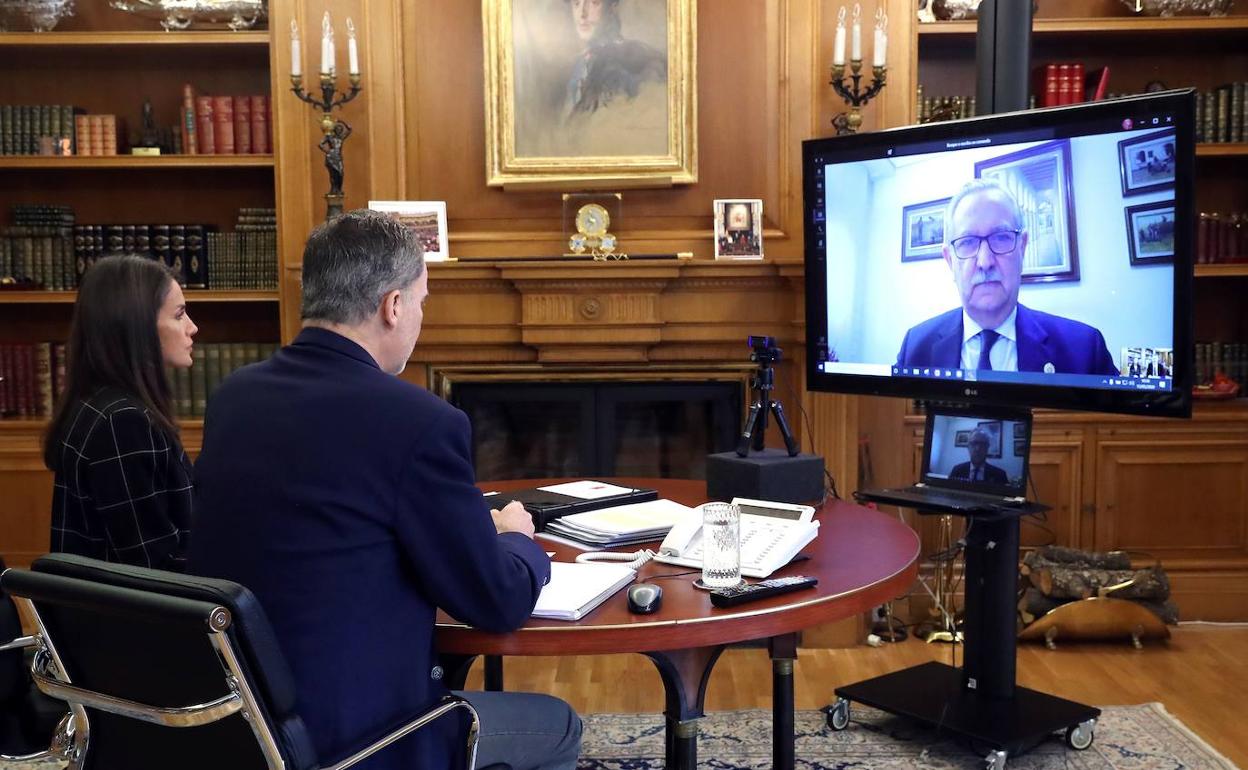 El presidente del CGCOM, Serafín Romero, informa a los Reyes en una teleconferencia .