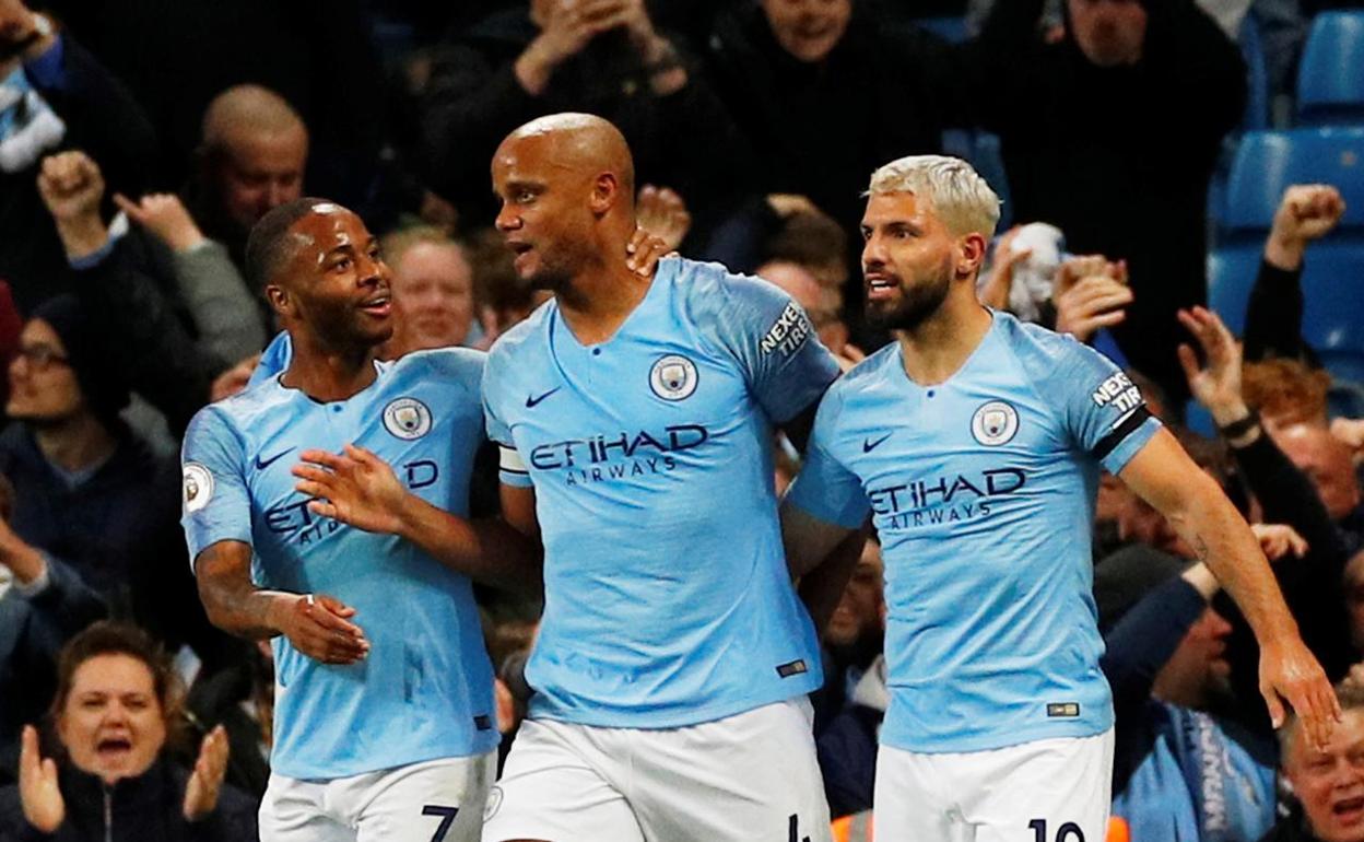 Kompany celebra un gol del City con Sterling y Agüero. 