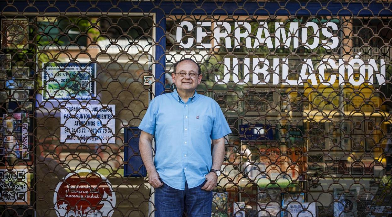 Luis Español, ayer junto a un comercio de la plaza Donantes de Sangre, que ha echado la persiana por jubilación. 