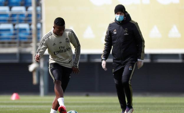 Zidane supervisa a Vinicius en un entrenamiento. 