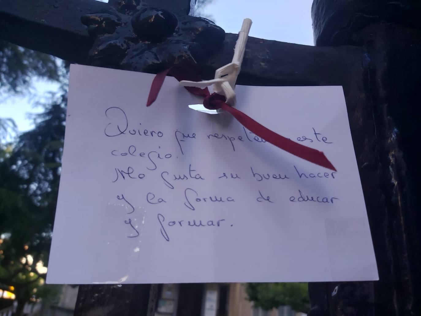 Padres de alumnos, exalumnos del colegio y defensores de la educación concertada y «de la elección de colegio» llenan la puerta del centro logroñés con escritos y dibujos