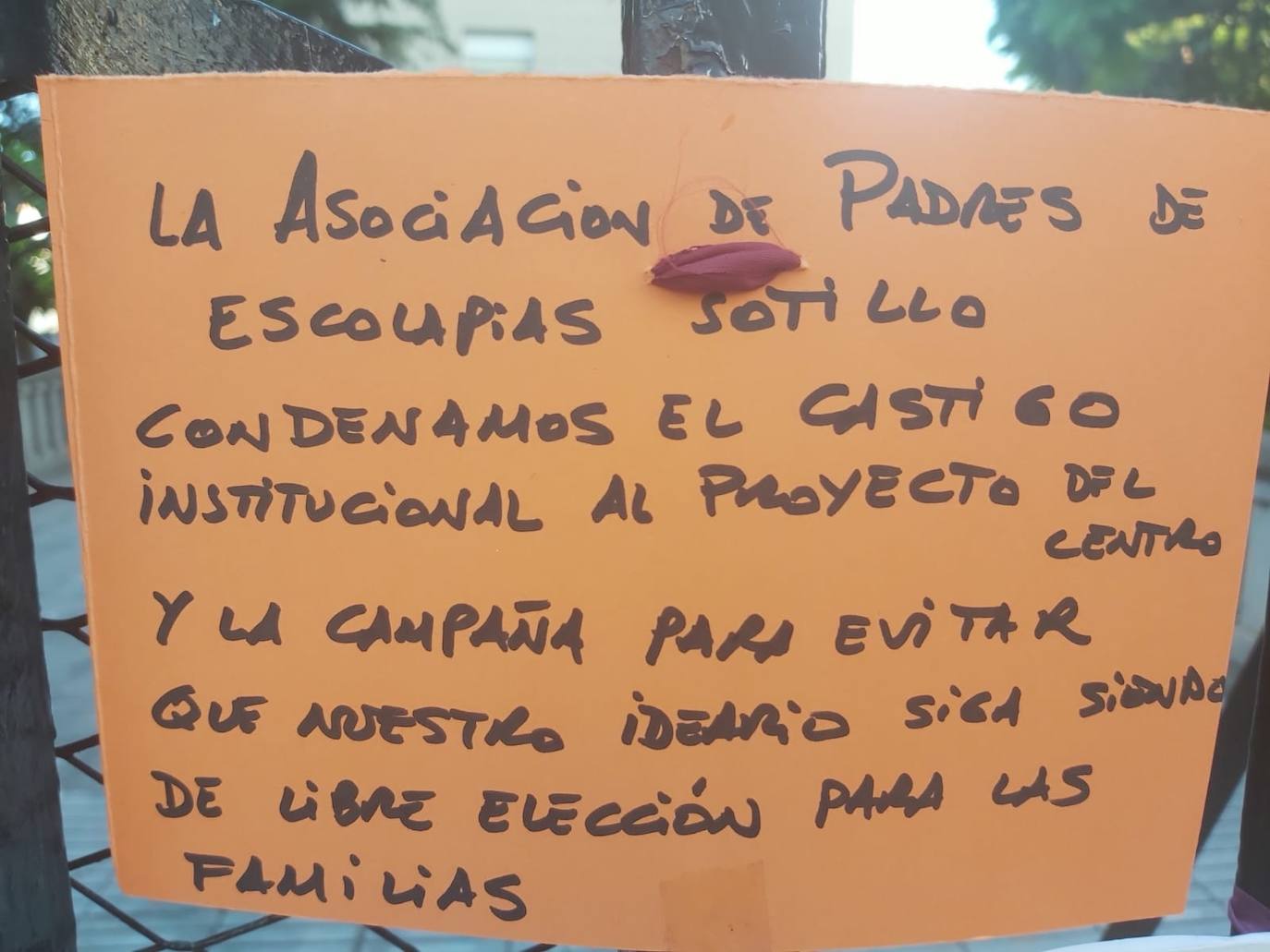 Padres de alumnos, exalumnos del colegio y defensores de la educación concertada y «de la elección de colegio» llenan la puerta del centro logroñés con escritos y dibujos