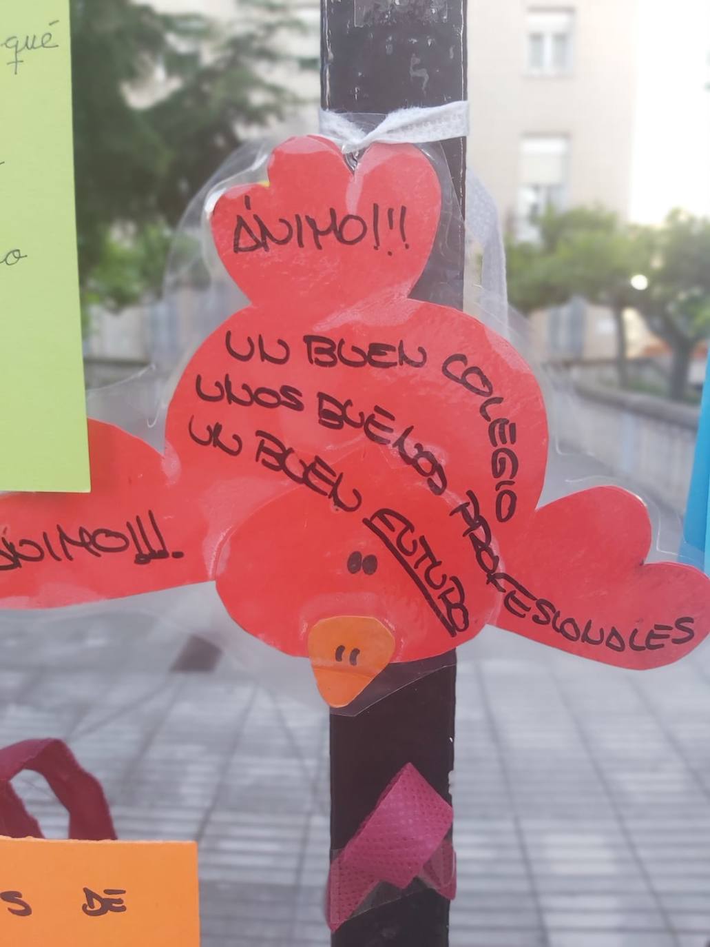 Padres de alumnos, exalumnos del colegio y defensores de la educación concertada y «de la elección de colegio» llenan la puerta del centro logroñés con escritos y dibujos