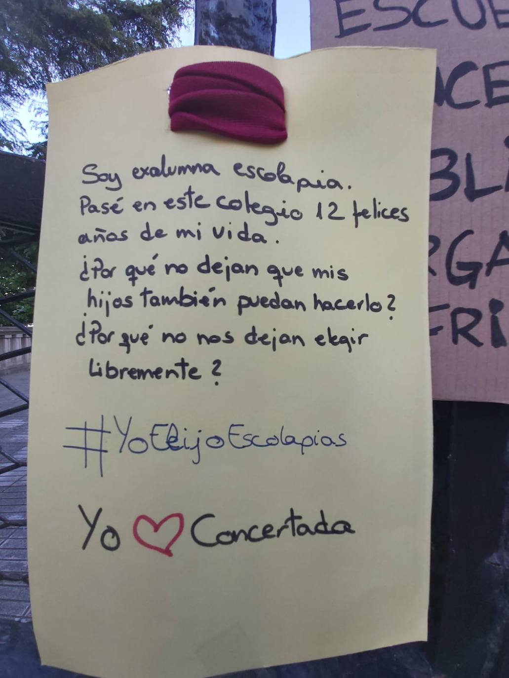 Padres de alumnos, exalumnos del colegio y defensores de la educación concertada y «de la elección de colegio» llenan la puerta del centro logroñés con escritos y dibujos