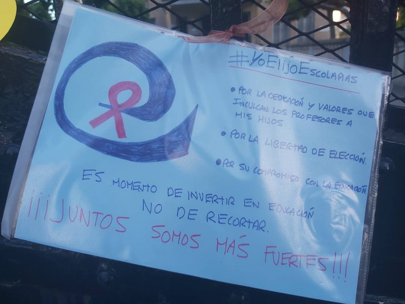 Padres de alumnos, exalumnos del colegio y defensores de la educación concertada y «de la elección de colegio» llenan la puerta del centro logroñés con escritos y dibujos