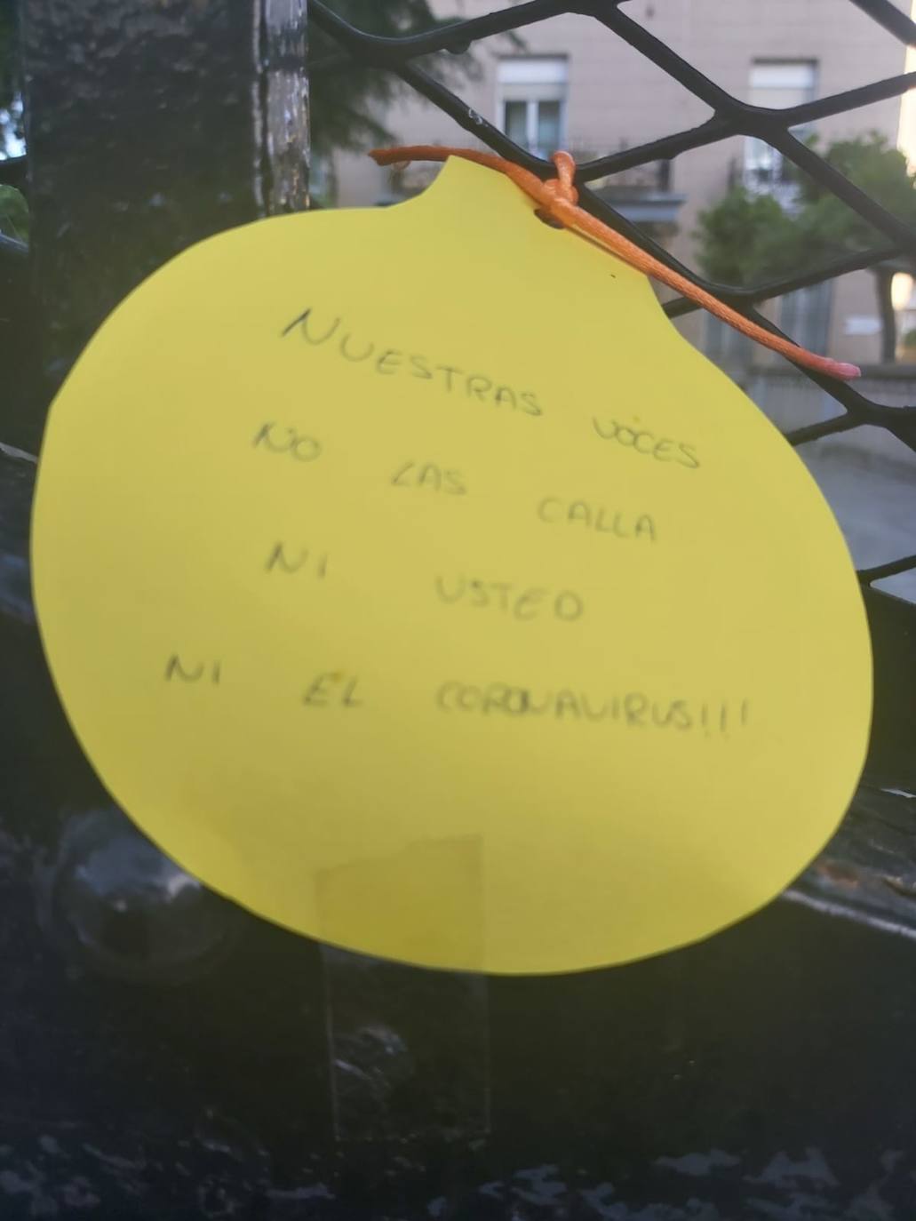 Padres de alumnos, exalumnos del colegio y defensores de la educación concertada y «de la elección de colegio» llenan la puerta del centro logroñés con escritos y dibujos