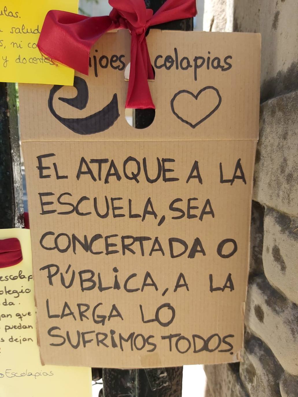 Padres de alumnos, exalumnos del colegio y defensores de la educación concertada y «de la elección de colegio» llenan la puerta del centro logroñés con escritos y dibujos